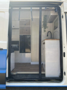 exterior cocina y mosquitera cerrada